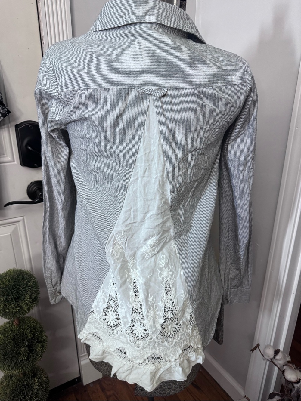 Women's White Crow Striped Button-Down Top Lace Back Panel - White/Grey Small